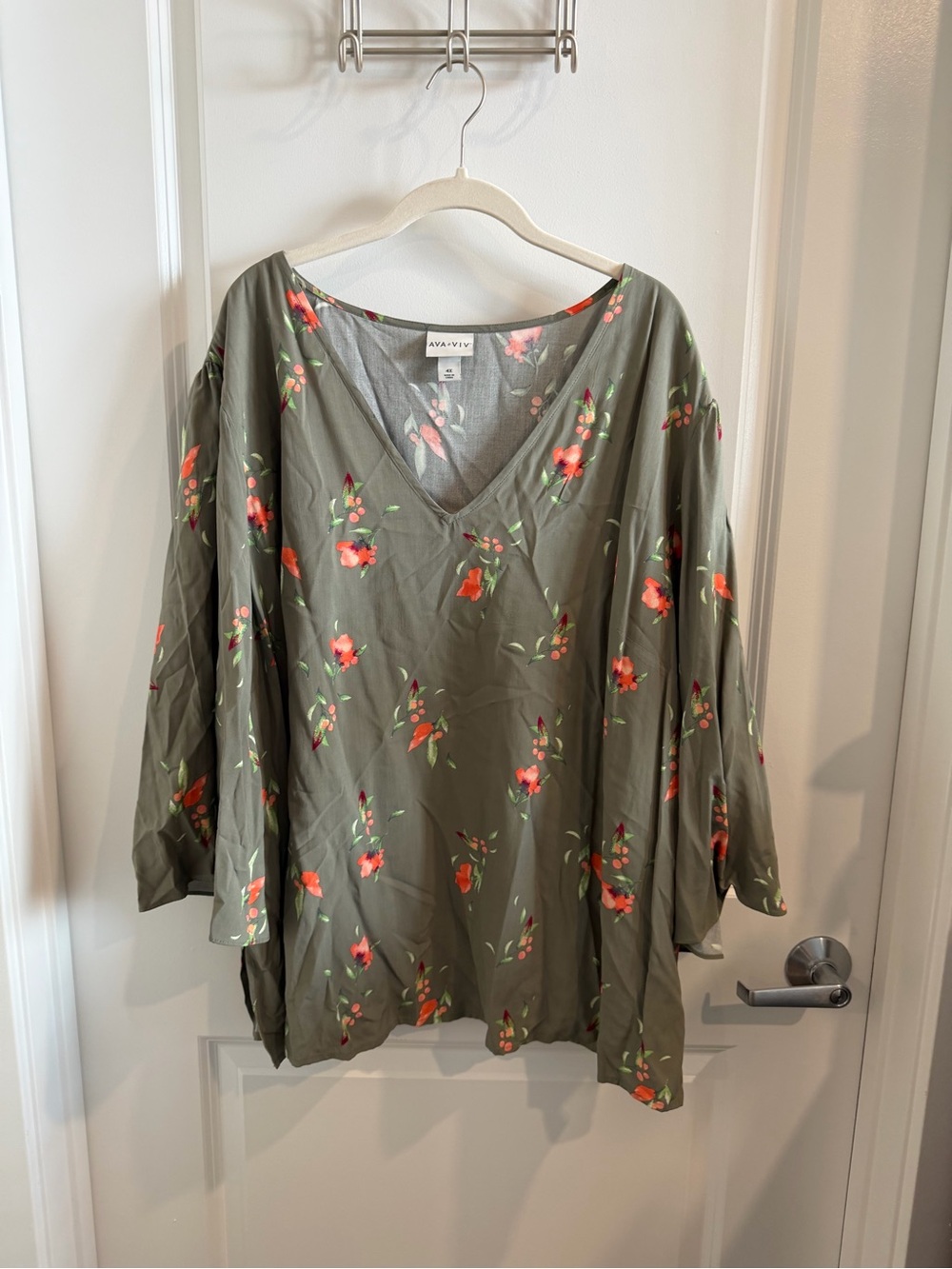 AVA & VIV Olive Green Floral V-Neck Women's Top Size 4X